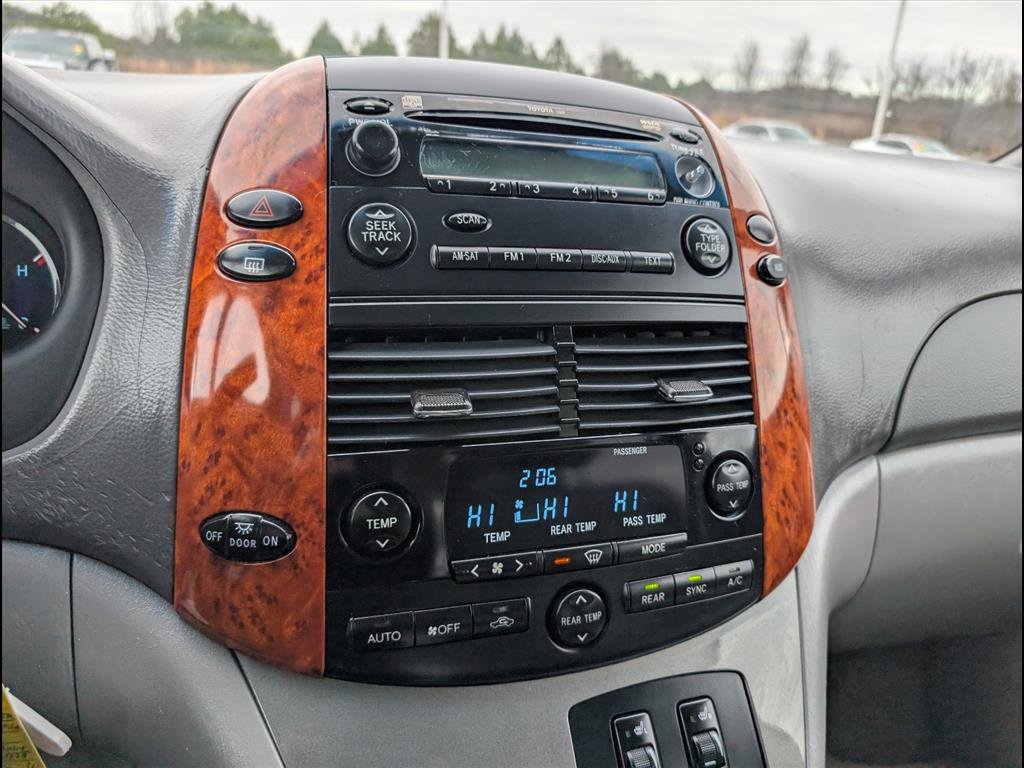 Used 2010 Toyota Sienna XLE image 17