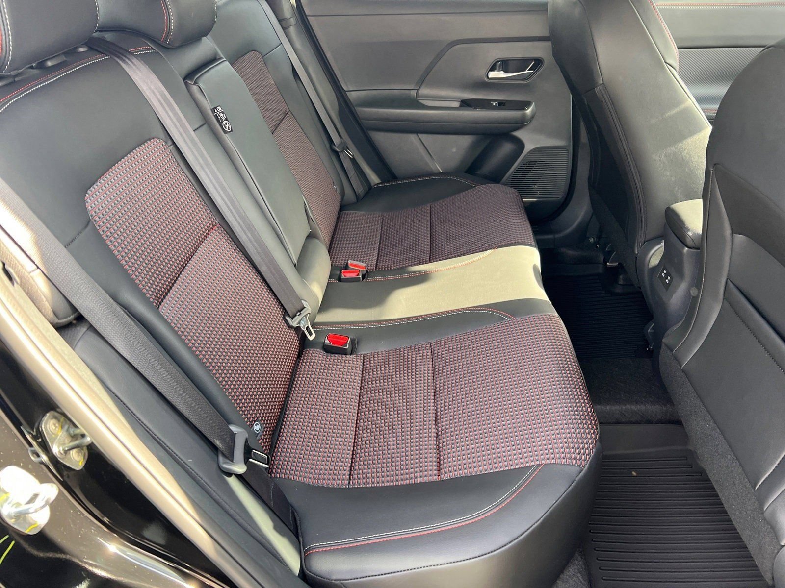 New 2026 Nissan Kicks SR w/ Cold Weather Package FWD image 15