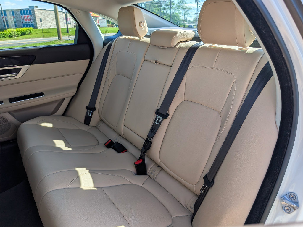 Used 2017 Jaguar XF Premium AWD/4WD image 18