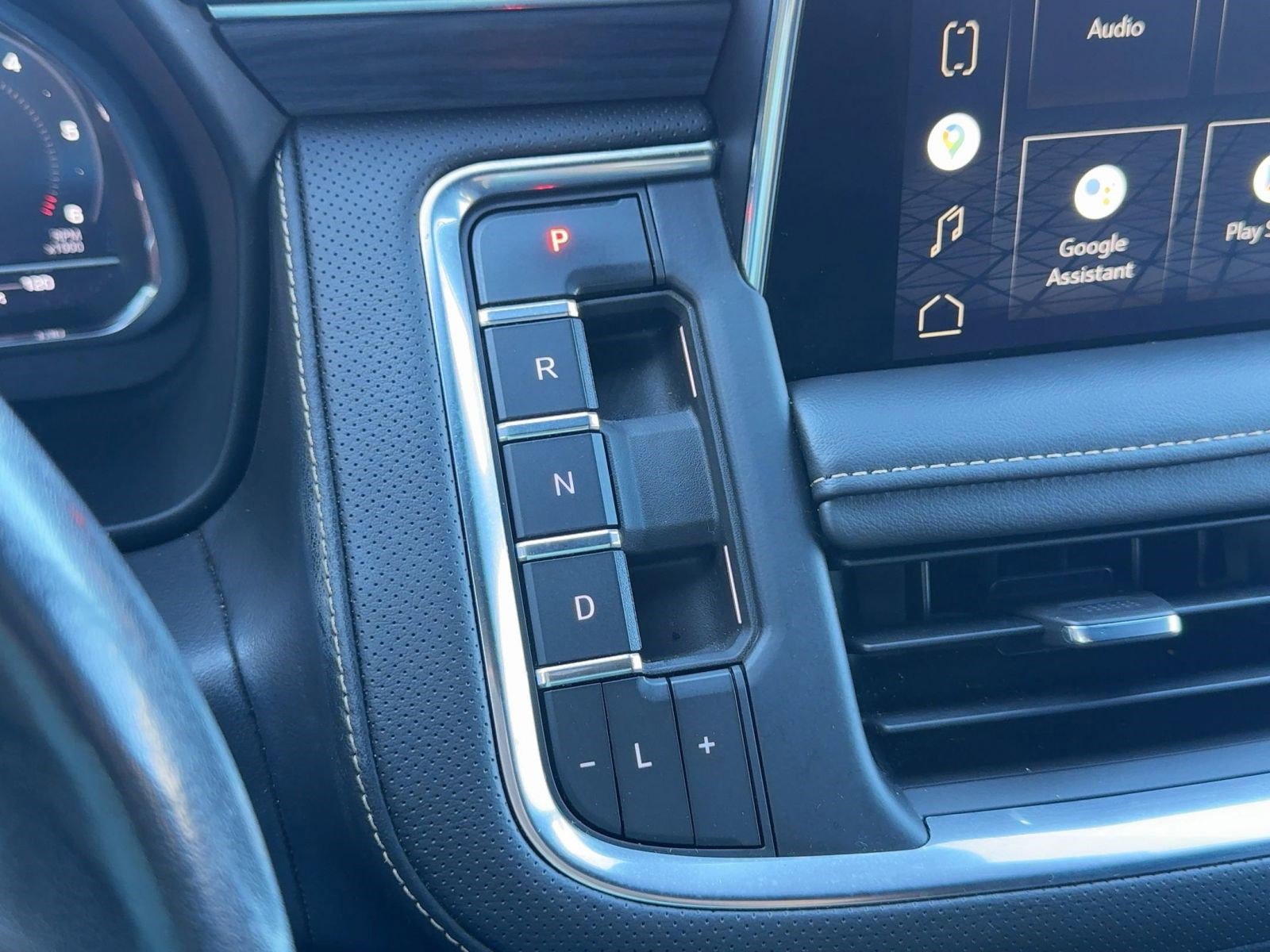 Used 2022 GMC Yukon SLT w/ SLT Premium Package image 16