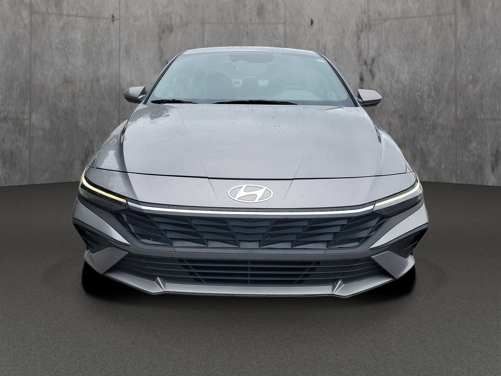 Used 2025 Hyundai Elantra SE FWD image 2