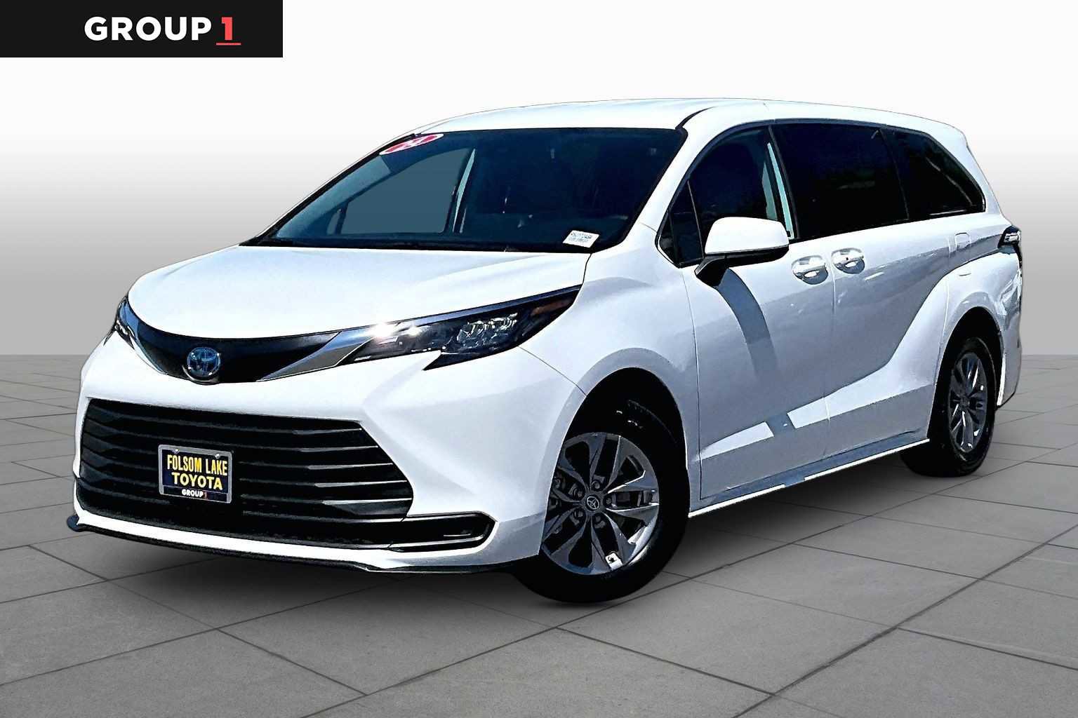 Used 2024 Toyota Sienna LE FWD image 1