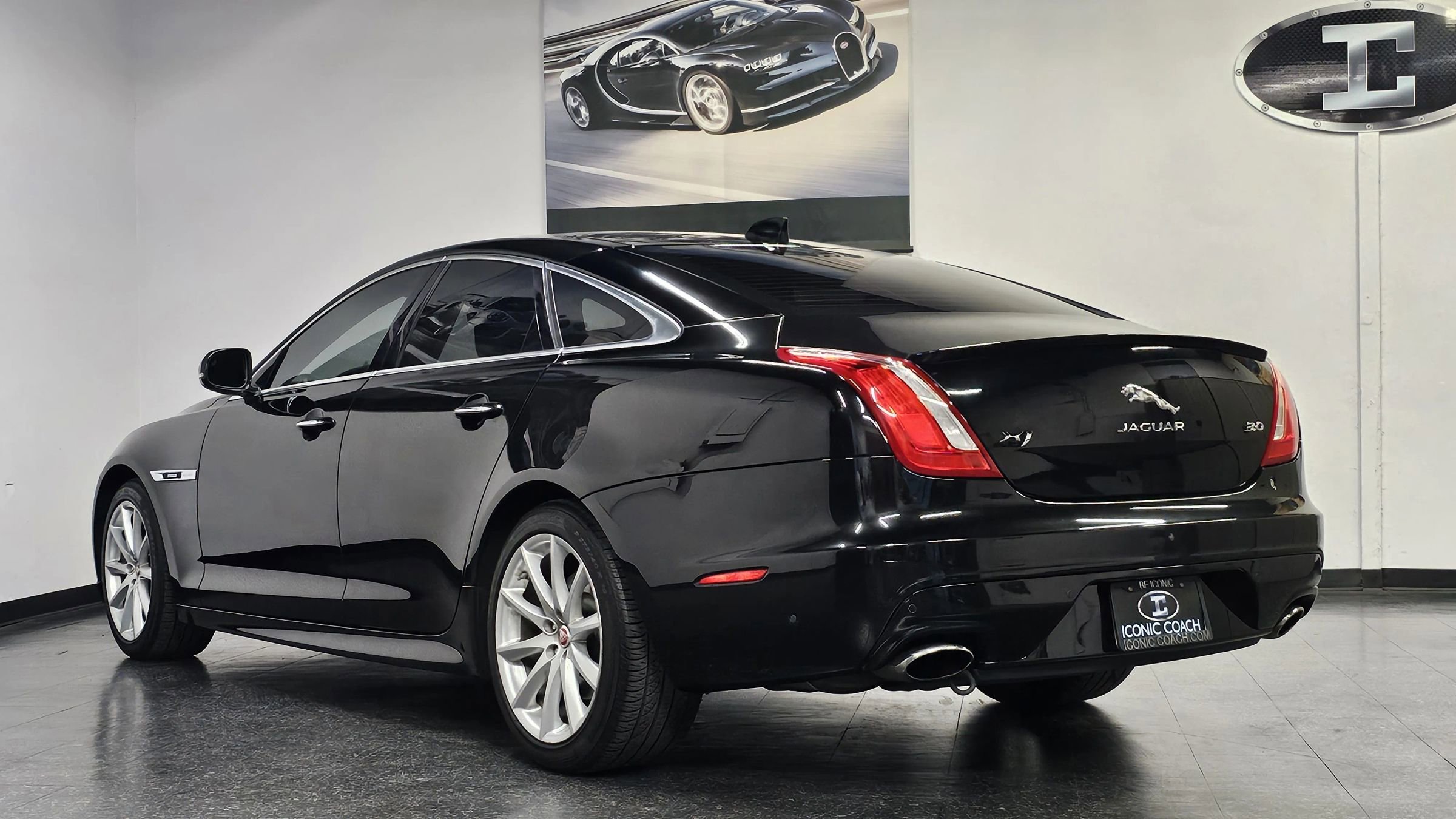 Used 2018 Jaguar XJ R-Sport RWD image 18