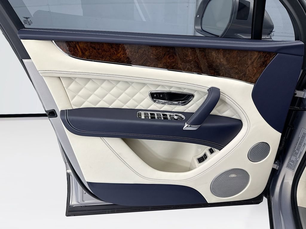 Used 2018 Bentley Bentayga image 23