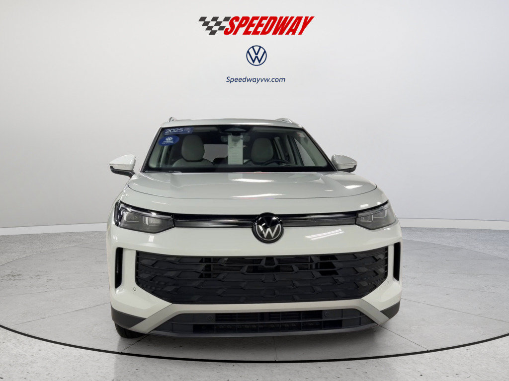 Used 2025 Volkswagen Tiguan SE AWD/4WD image 13