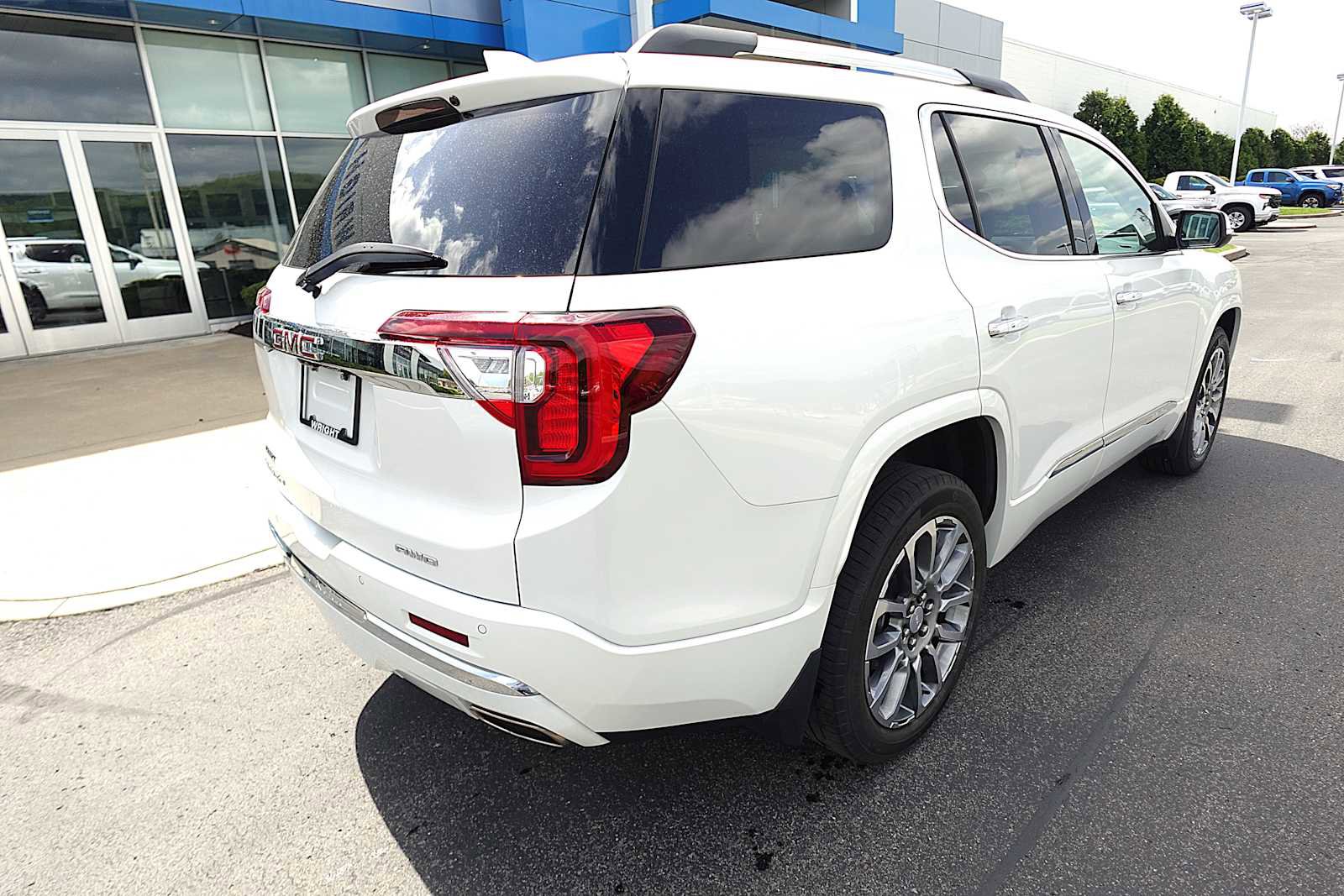 Used 2023 GMC Acadia Denali w/ Denali Ultimate Package AWD/4WD image 3