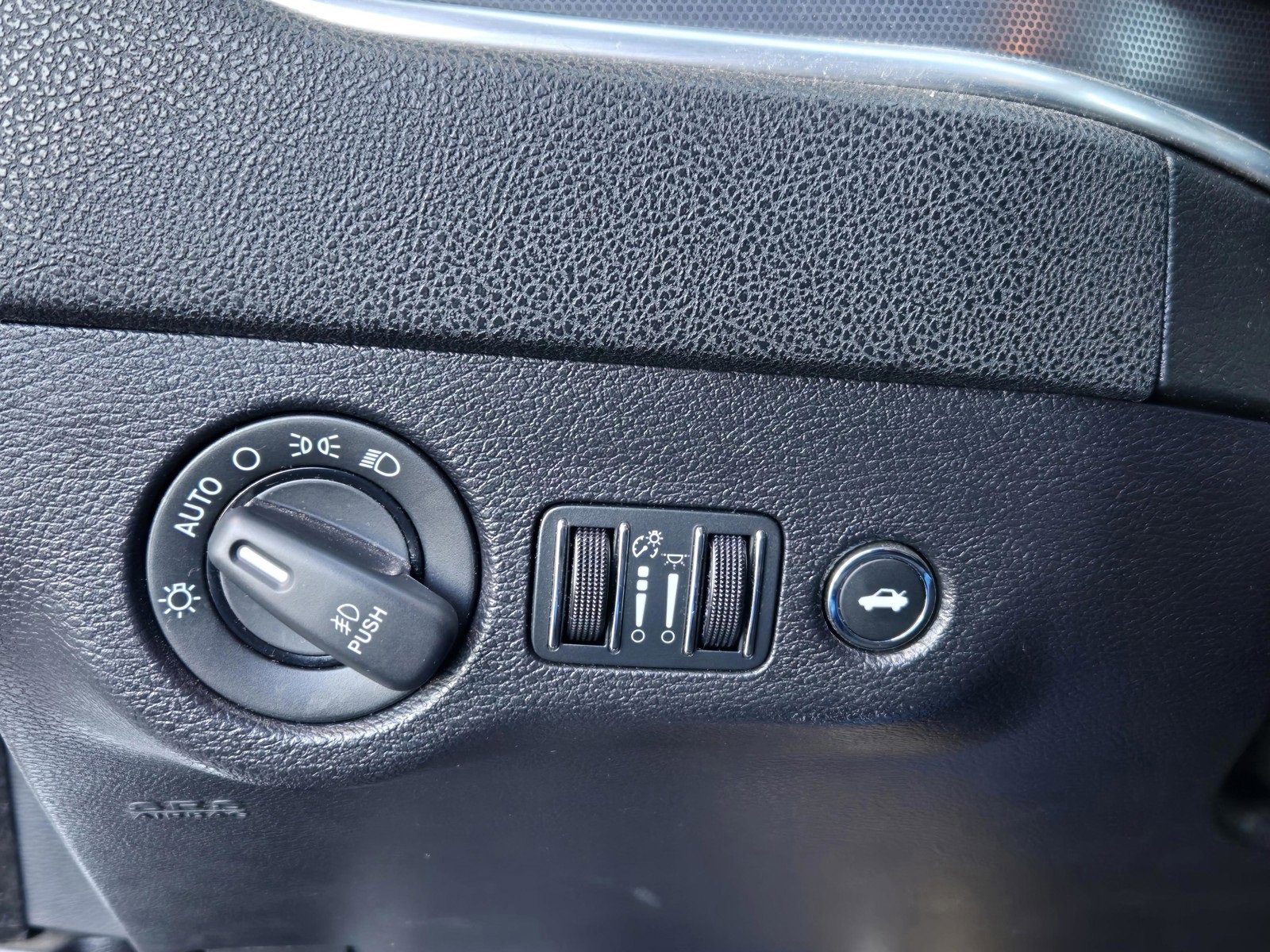 Used 2015 Dodge Charger SXT image 27