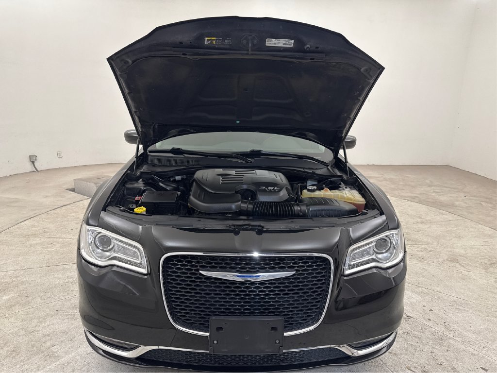 Used 2018 Chrysler 300 Touring w/ Driver Convenience Group RWD image 15