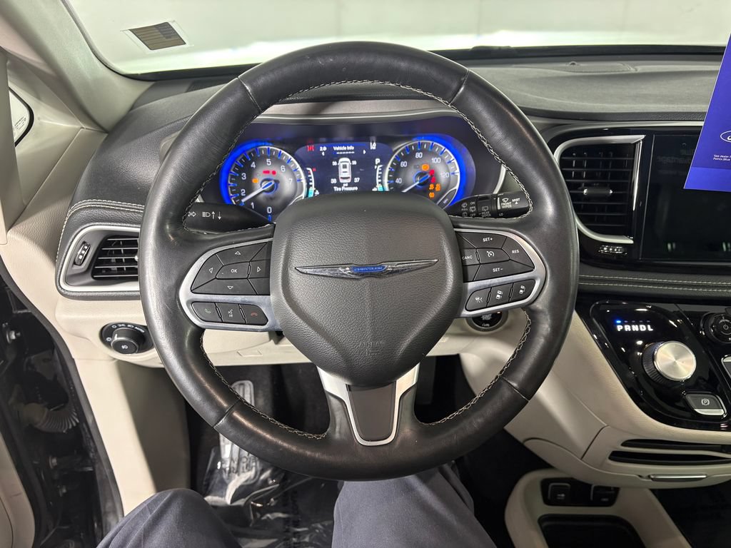 Used 2021 Chrysler Pacifica Touring-L AWD/4WD image 15