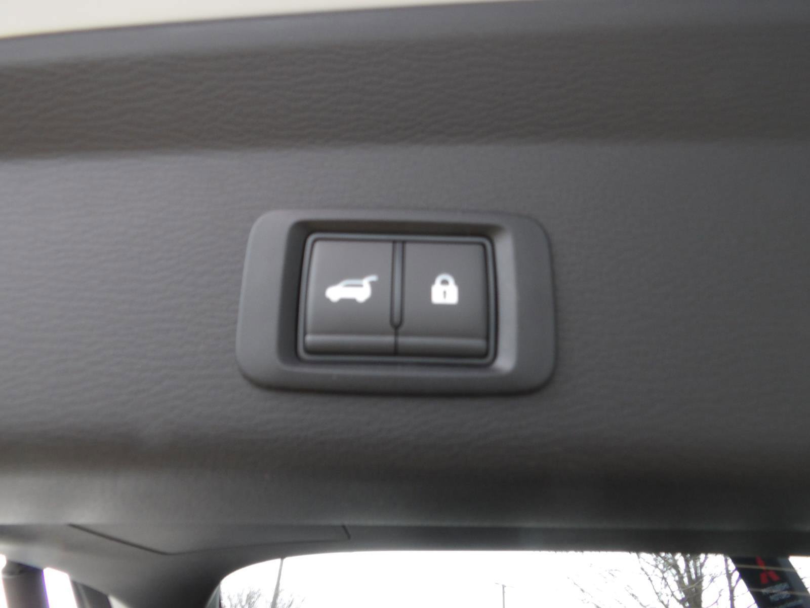 New 2026 Mitsubishi Outlander SE image 9