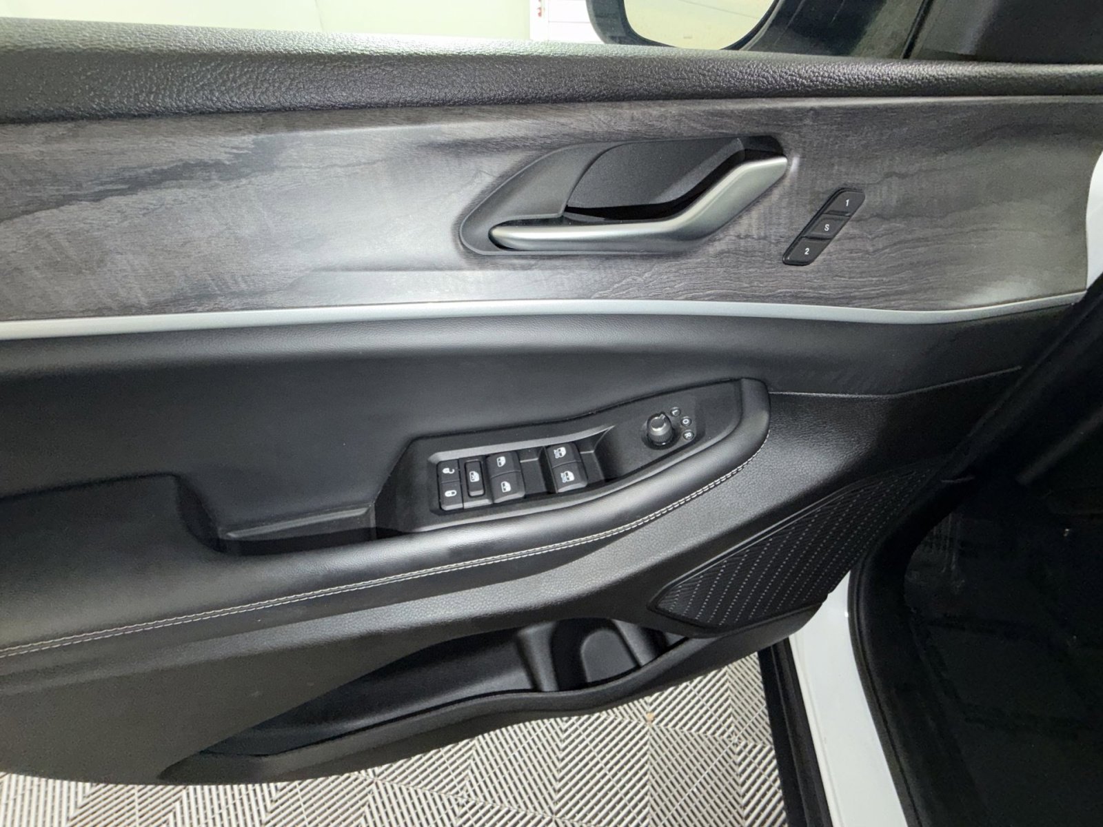 Used 2023 Jeep Grand Cherokee Limited w/ Black Appearance Package image 15