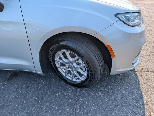 Used 2024 Chrysler Pacifica Touring-L FWD image 11