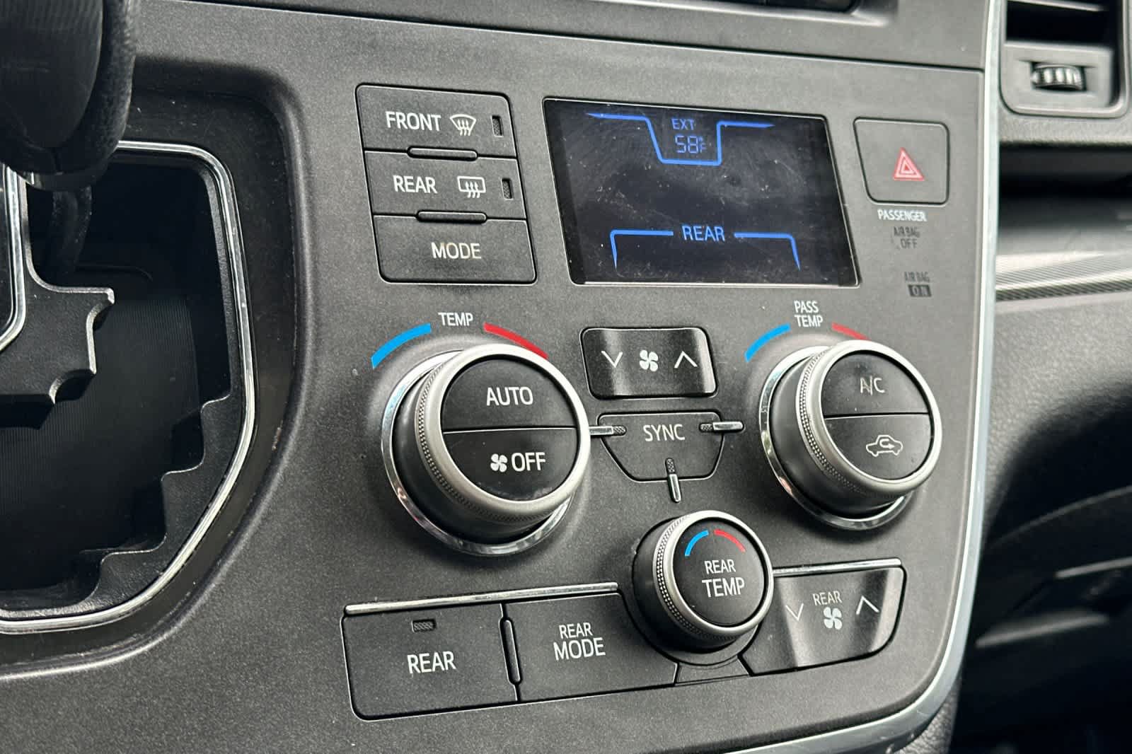 Used 2015 Toyota Sienna SE w/ SE Preferred Package FWD image 22