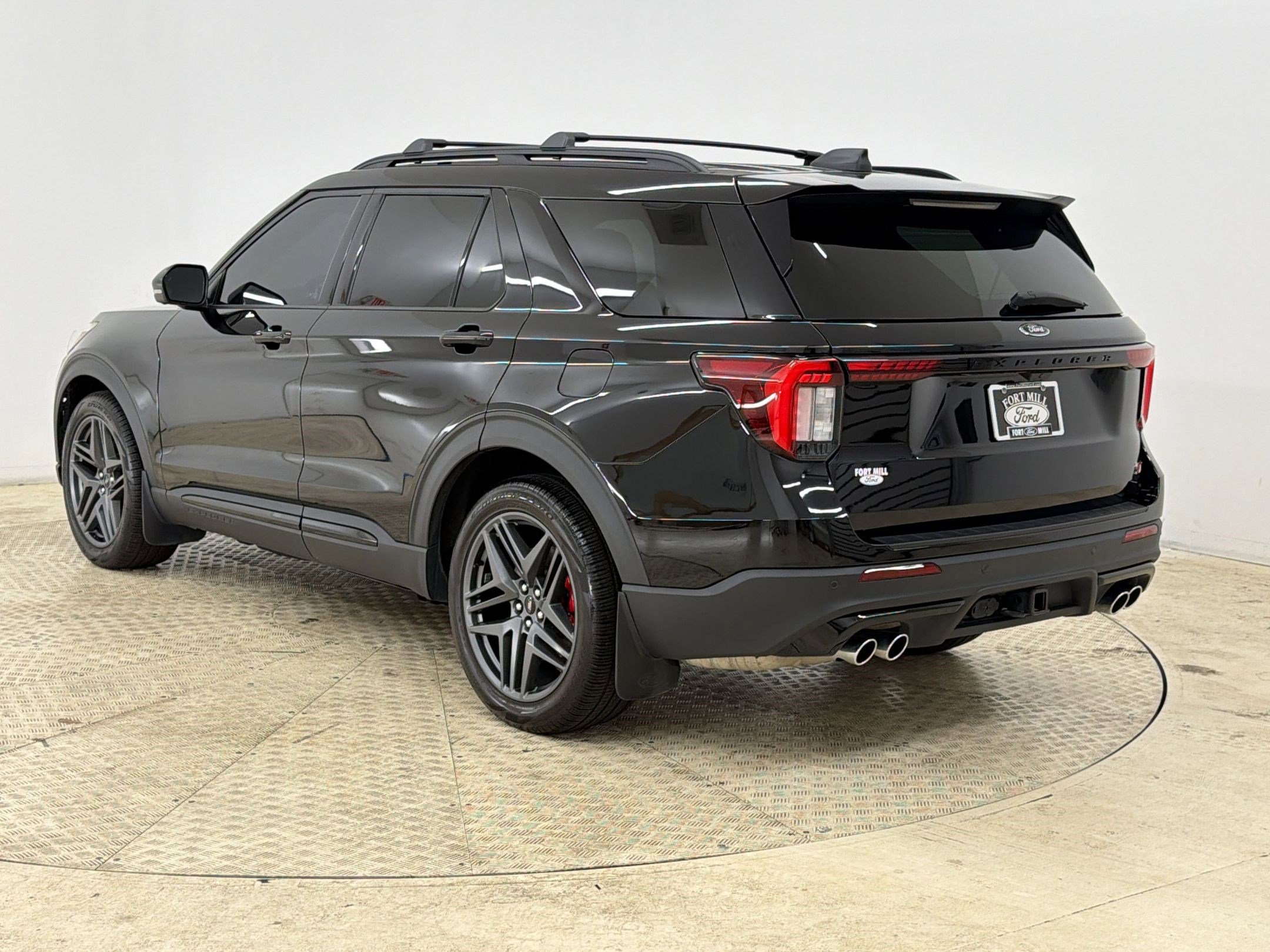 Used 2025 Ford Explorer ST image 3