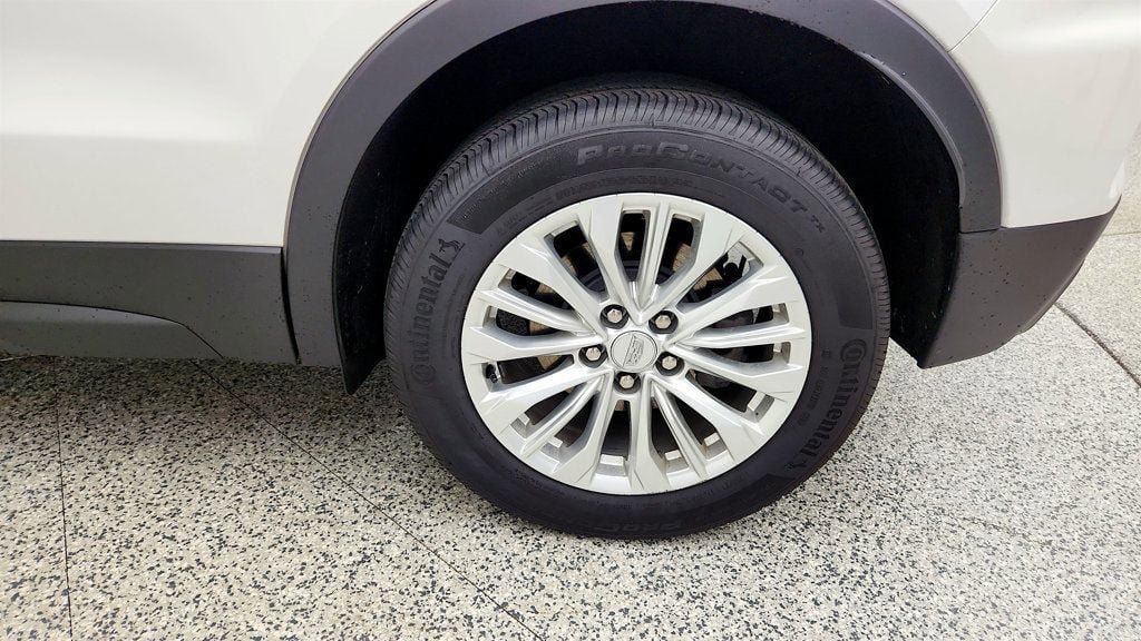 Used 2024 Cadillac XT4 Luxury w/ Cold Weather Package FWD image 9