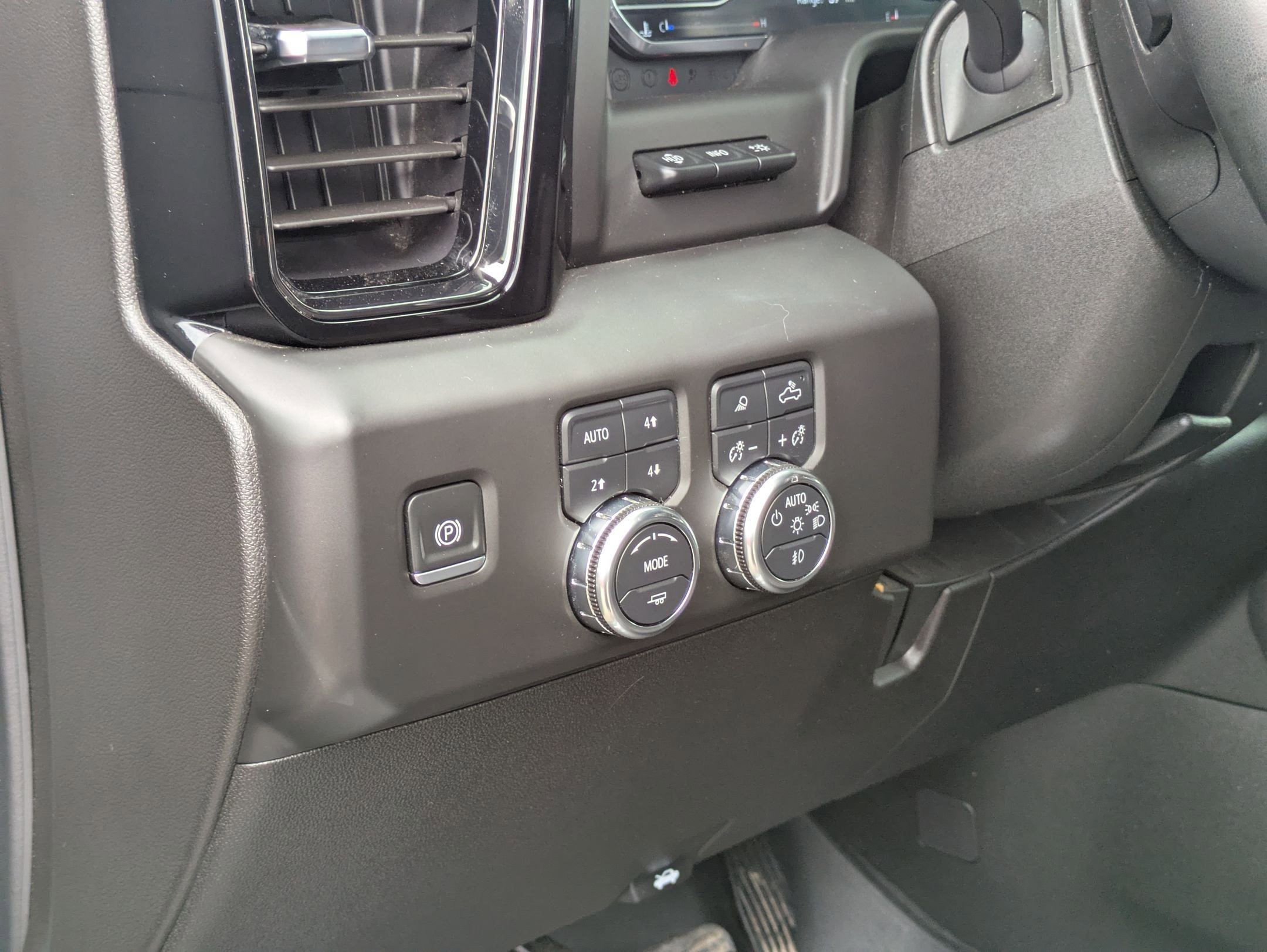 Used 2025 GMC Sierra 2500 AT4 w/ AT4 Premium Plus Package image 10