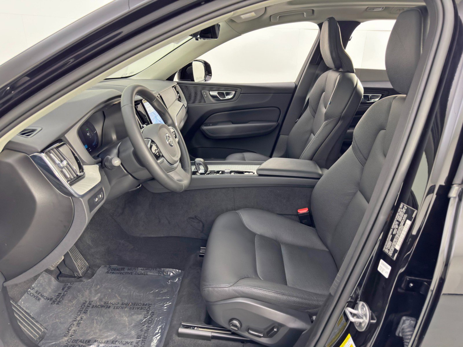 Used 2025 Volvo XC60 T8 Plus w/ Climate Package PRO AWD/4WD image 17