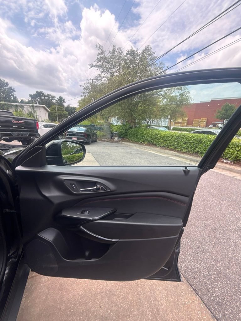 Used 2025 Chevrolet Trax RS w/ Sunroof Package FWD image 23