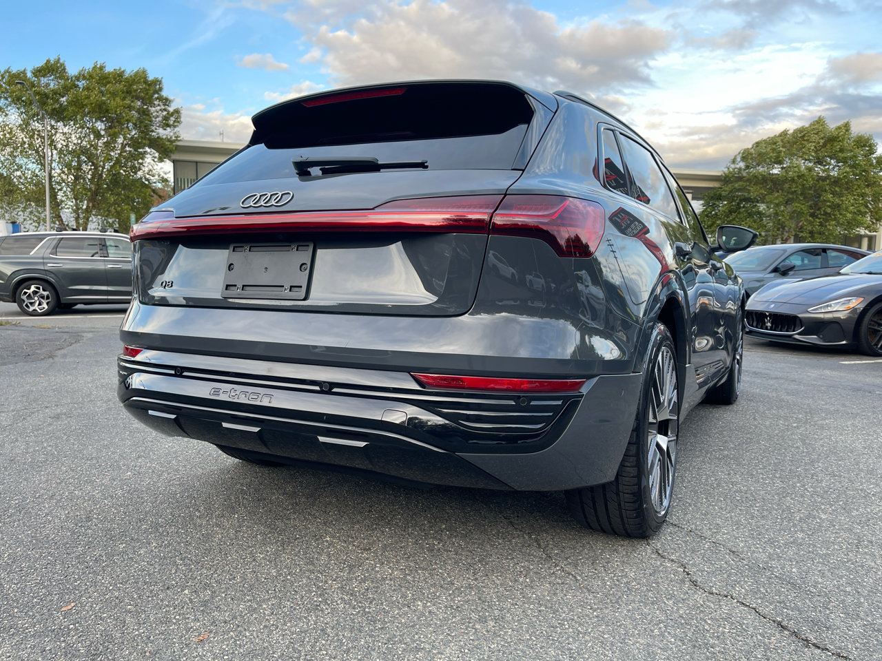 Used 2024 Audi Q8 e-tron Premium Plus w/ Premium Plus Package image 21