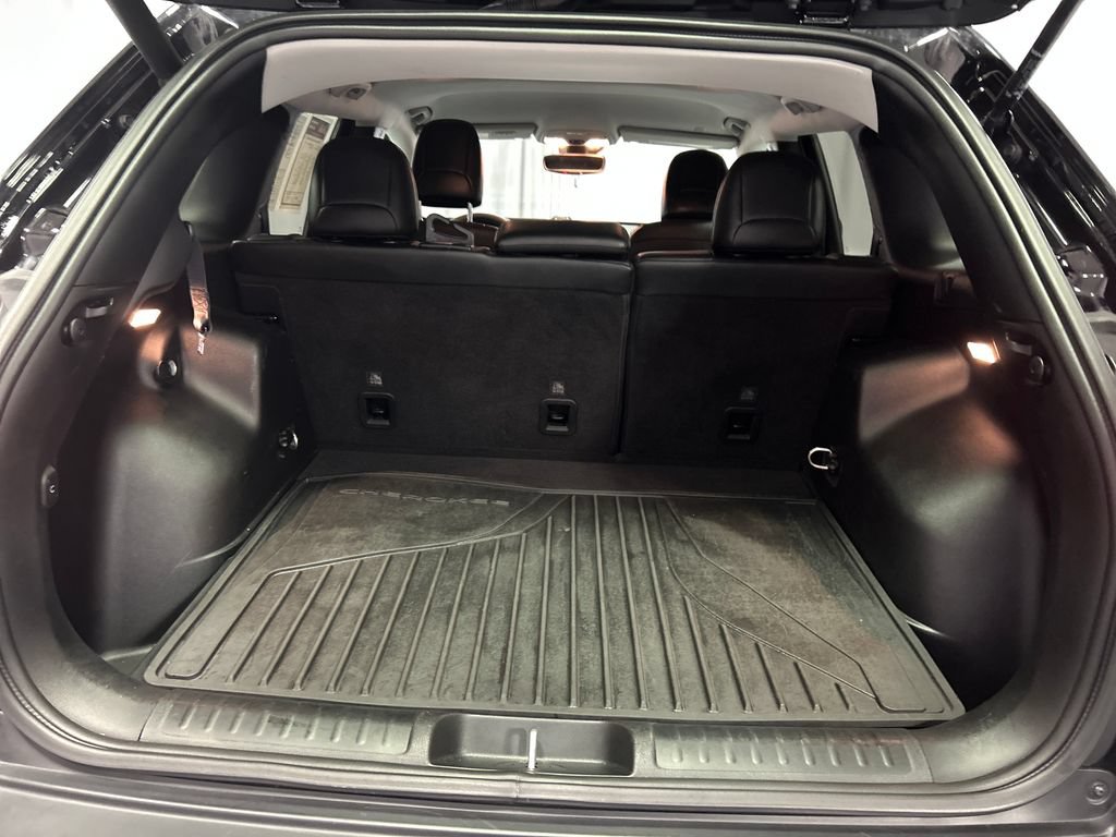Used 2023 Jeep Cherokee Altitude Lux w/ Mopar Interior Package AWD/4WD image 24