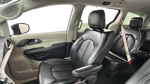 Used 2023 Chrysler Pacifica Touring-L image 13