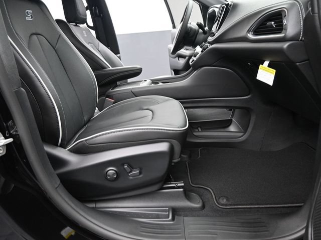 New 2025 Chrysler Pacifica Limited FWD image 18