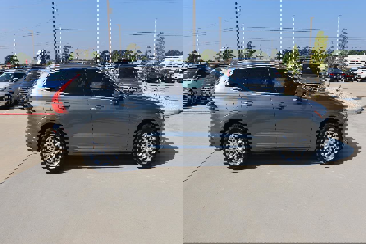 Used 2018 Volvo XC60 T5 Momentum w/ Convenience Package image 6