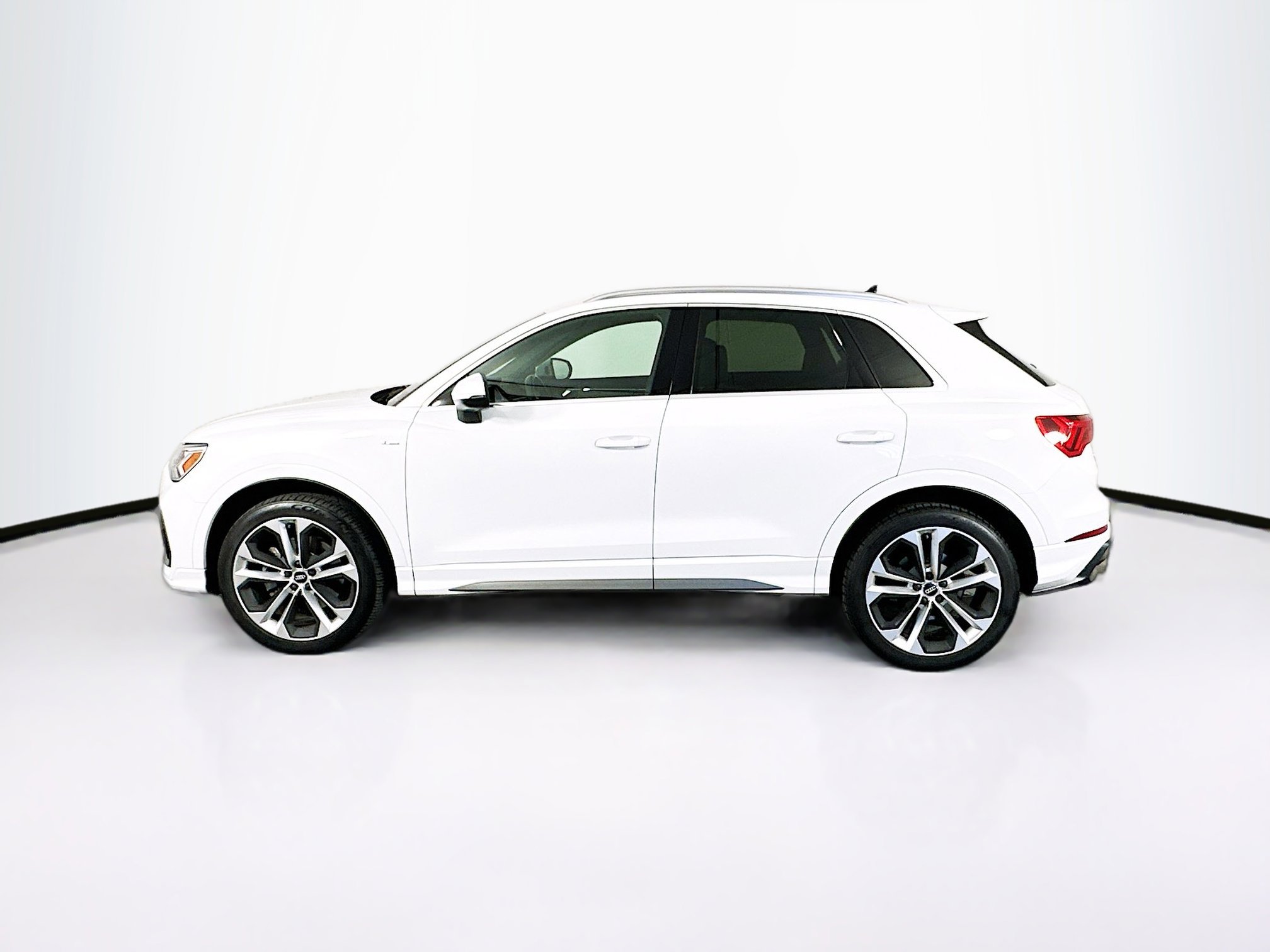 Used 2020 Audi Q3 2.0T Premium Plus w/ Premium Plus Package image 4