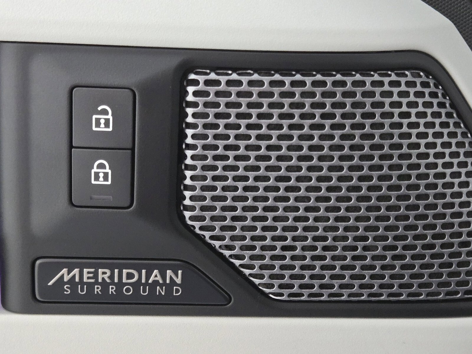 Used 2023 Land Rover Defender 110 SE image 22