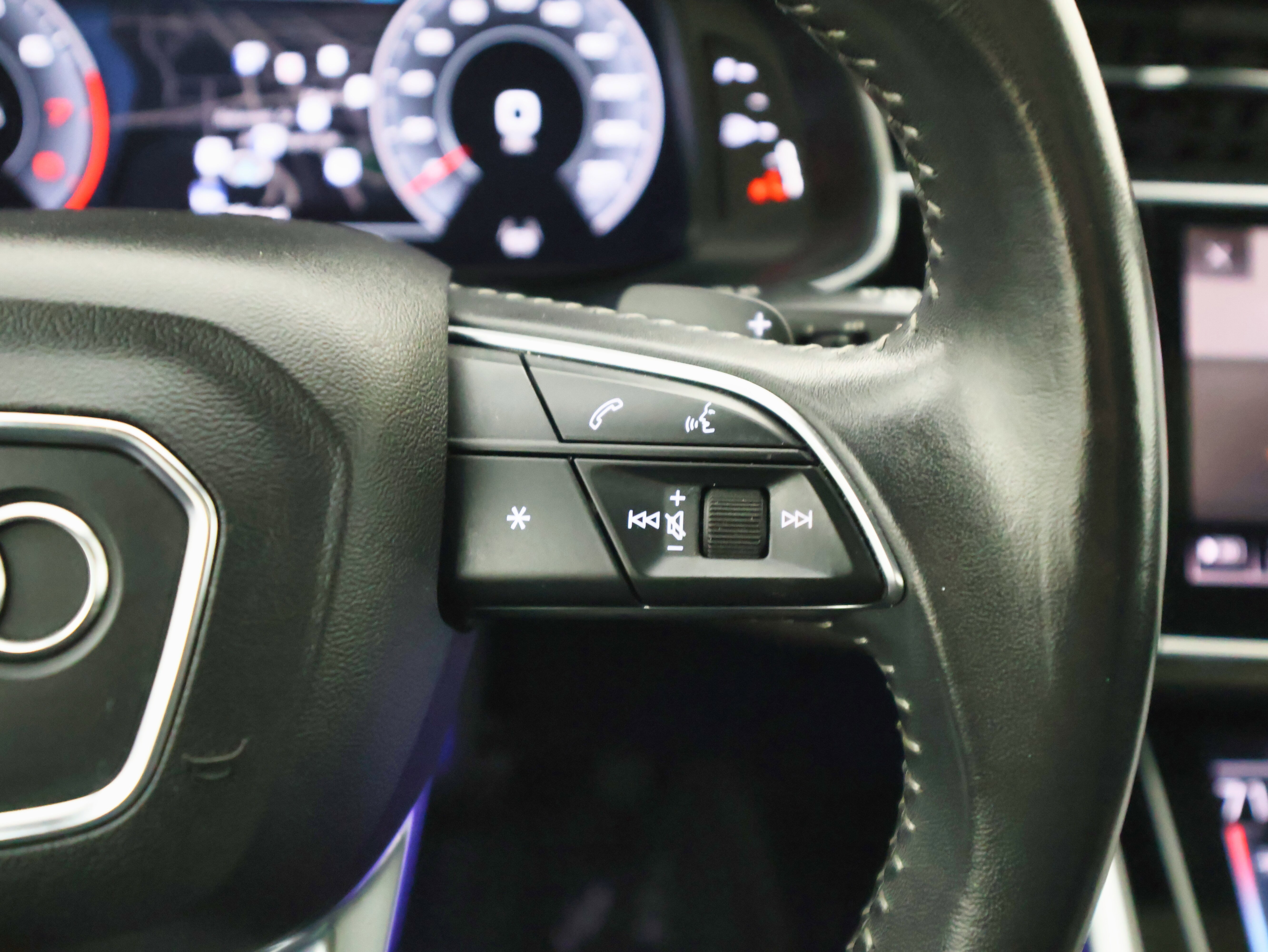 Used 2019 Audi Q8 Premium Plus w/ Premium Plus image 37