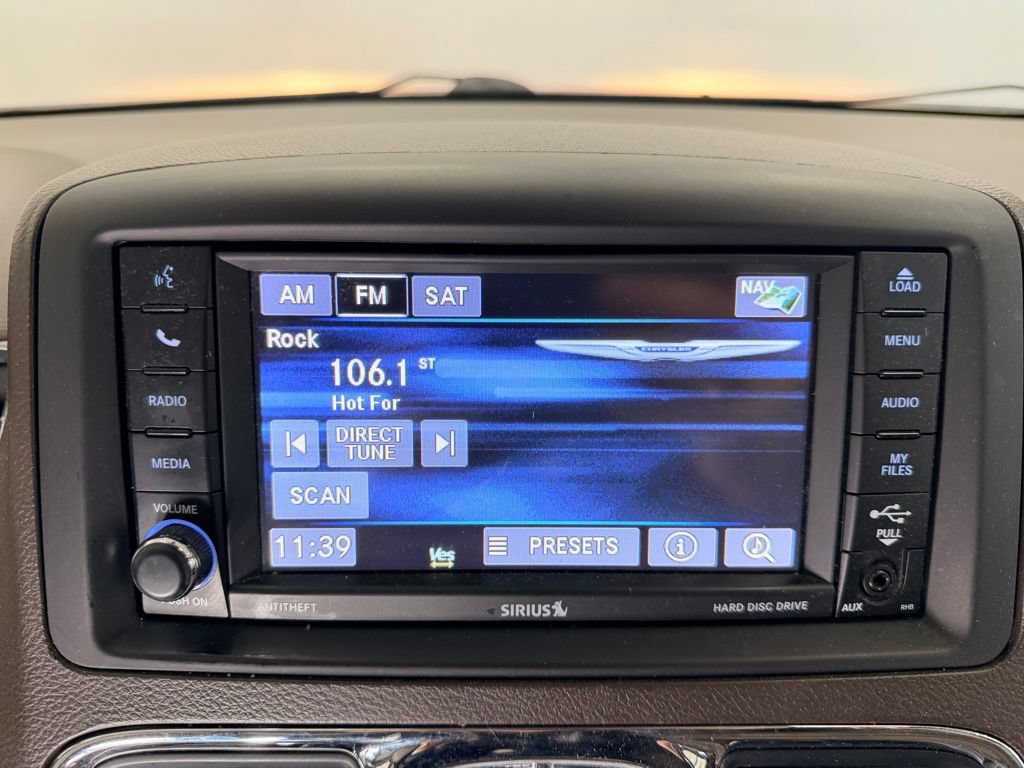 Used 2014 Chrysler Town & Country Touring-L w/ Driver Convenience Group FWD image 16