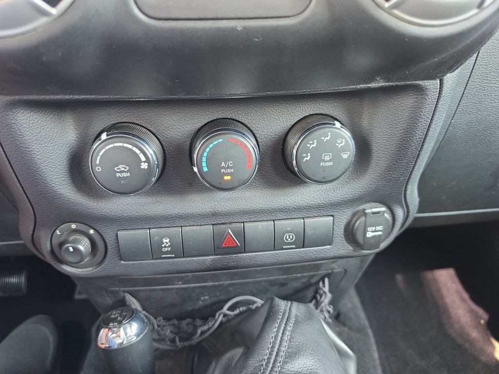 Used 2016 Jeep Wrangler Unlimited Rubicon w/ Connectivity Group AWD/4WD image 21