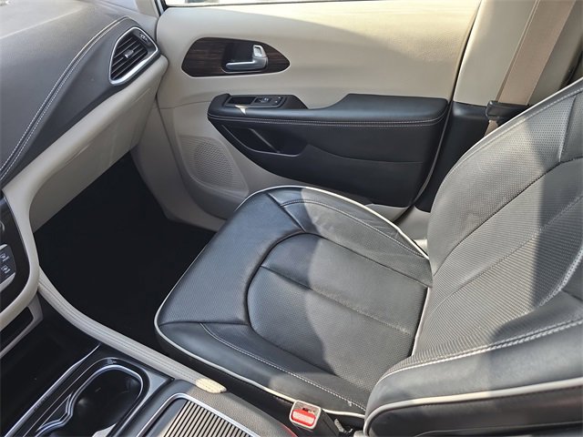 Used 2024 Chrysler Pacifica Limited image 18