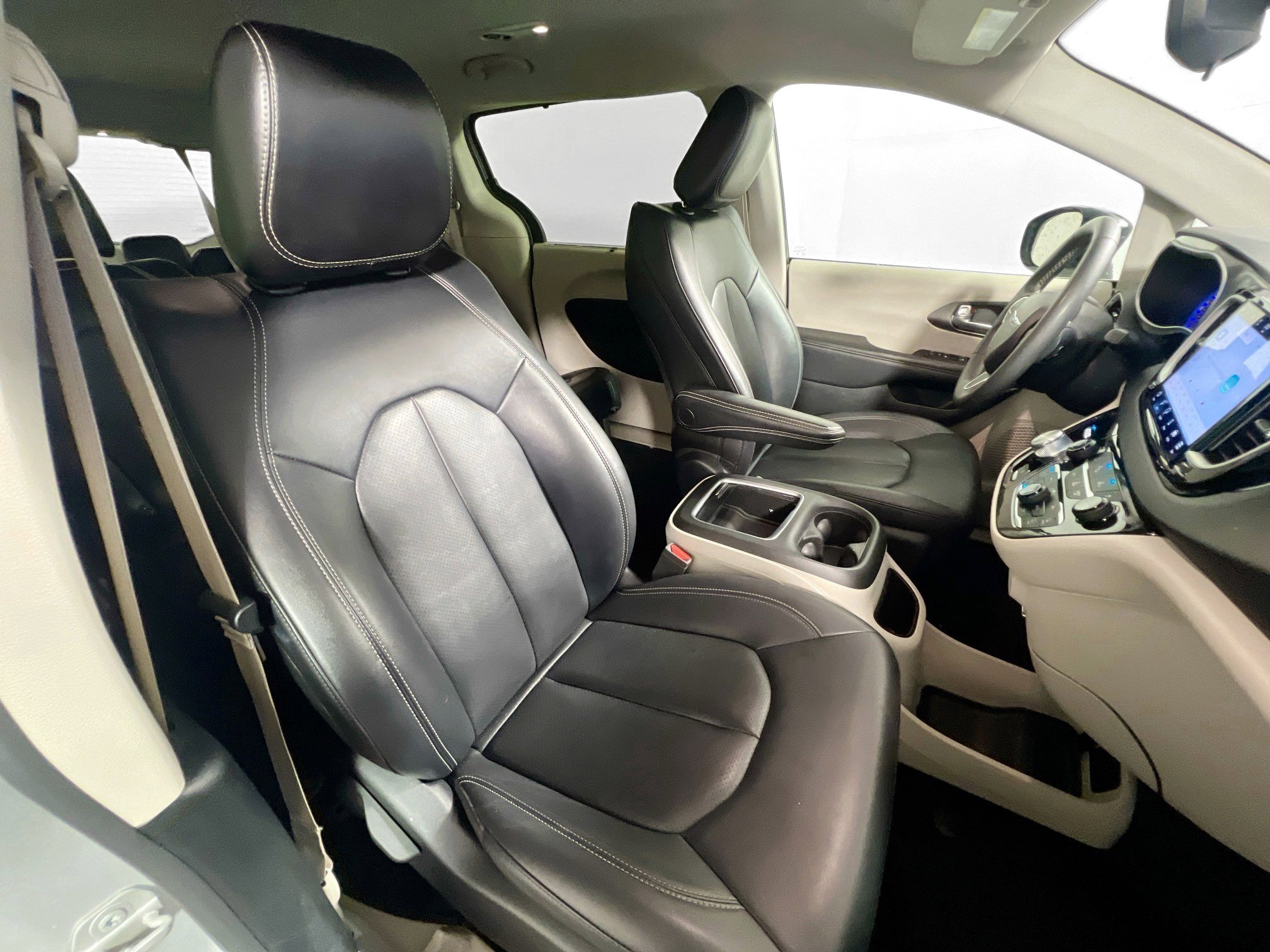 Used 2024 Chrysler Pacifica Touring-L image 31