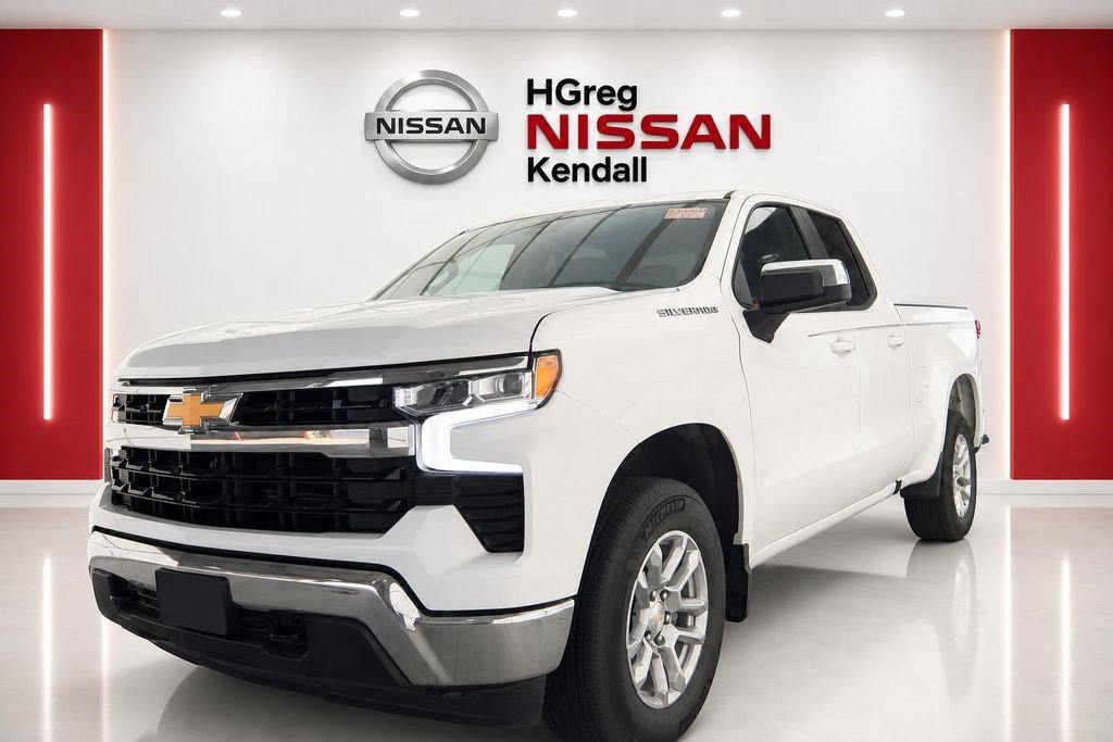 Used 2024 Chevrolet Silverado 1500 LT AWD/4WD image 4