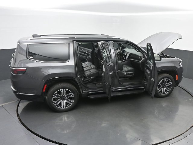 Used 2025 Jeep Wagoneer 4WD image 61