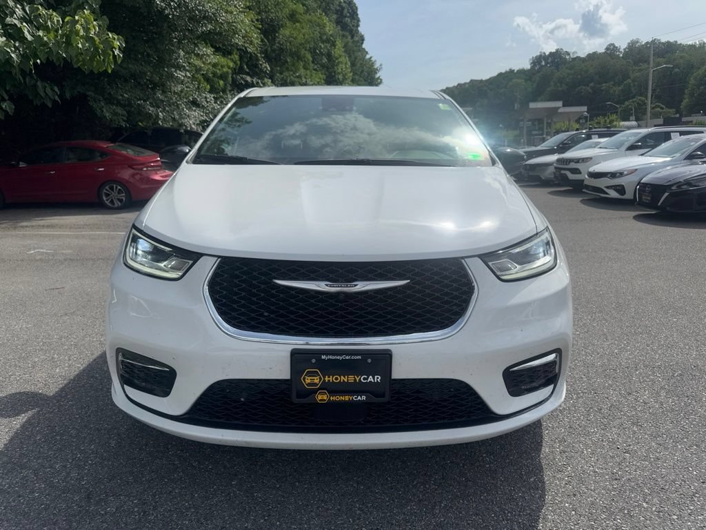 Used 2025 Chrysler Pacifica Select AWD/4WD image 2