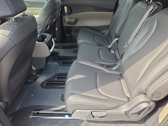 New 2026 Kia Carnival EX FWD image 6