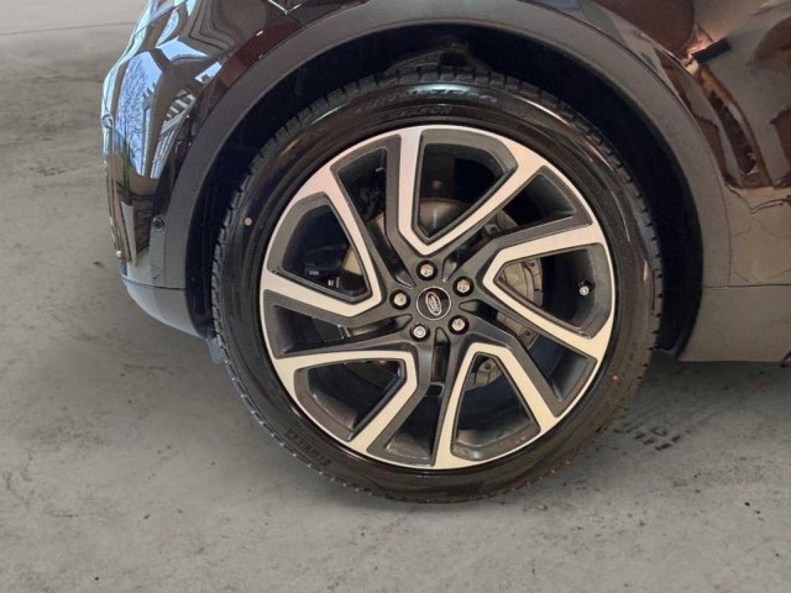 Certified 2024 Land Rover Discovery S image 9