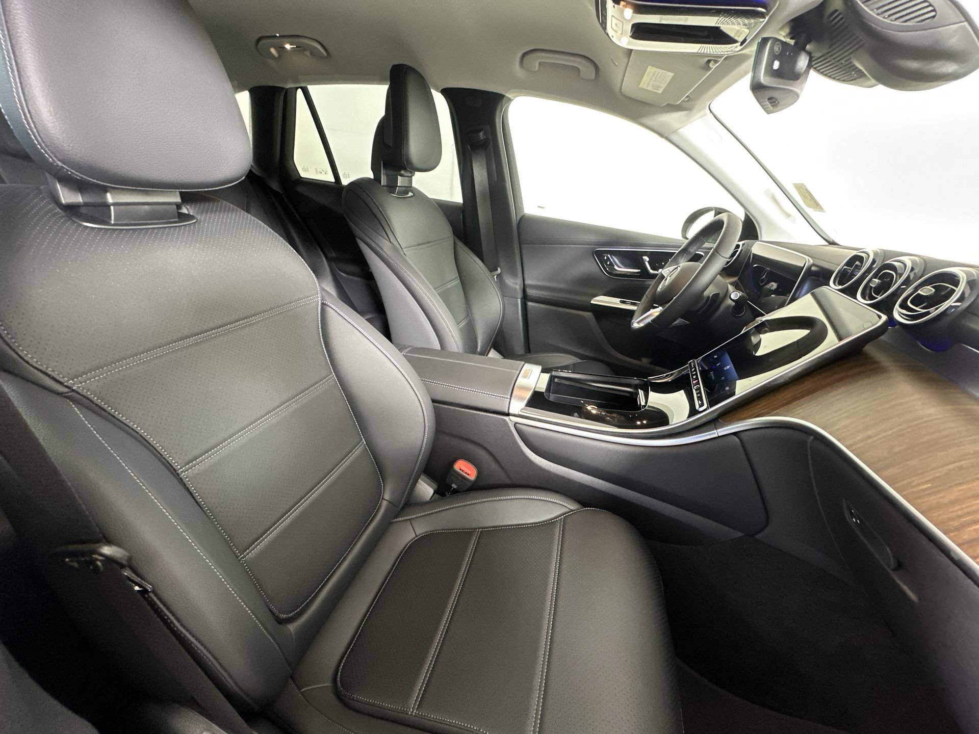 Used 2025 Mercedes-Benz GLC 350e 4MATIC image 24