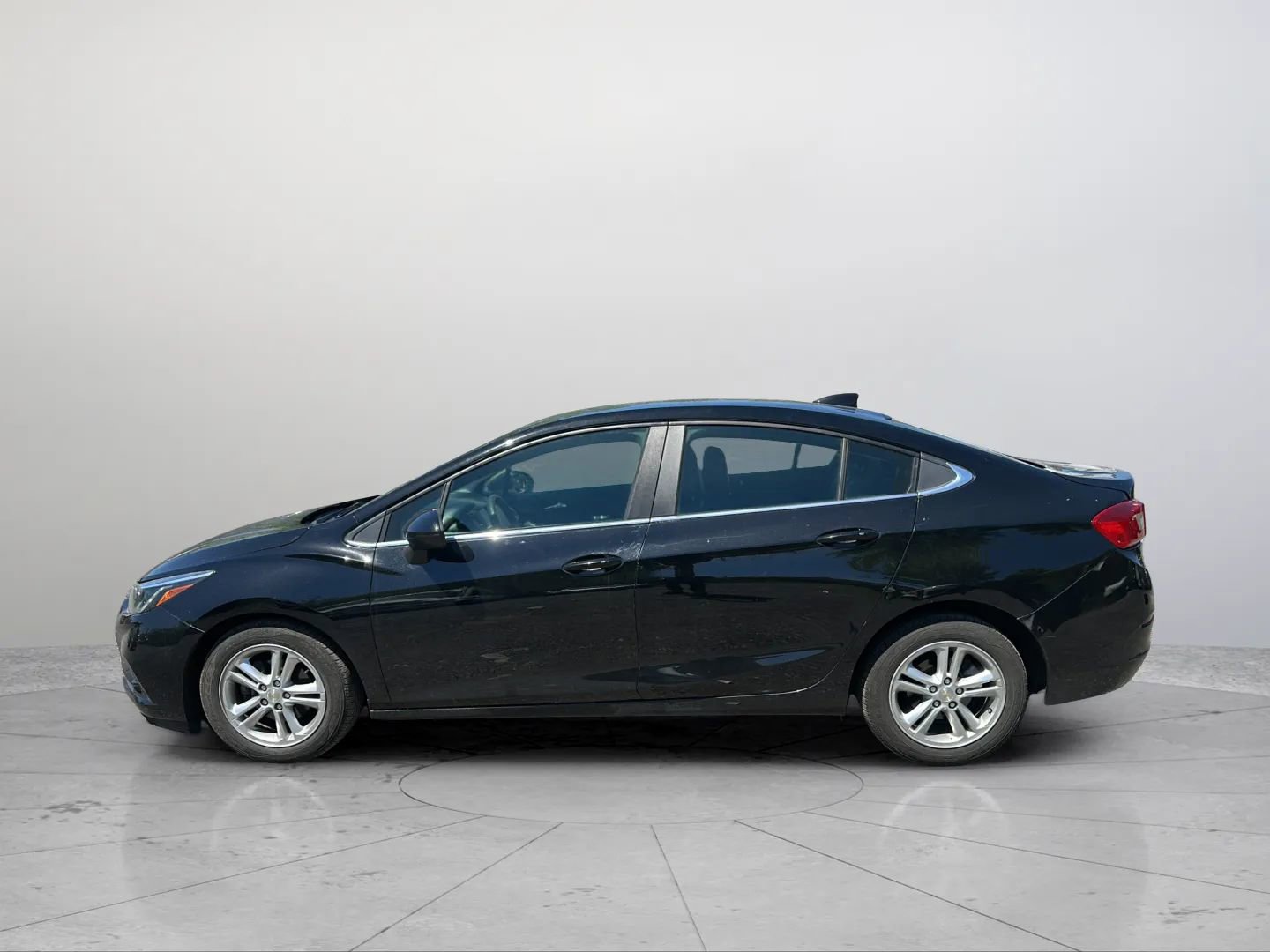 Used 2017 Chevrolet Cruze LT w/ Convenience Package FWD image 3