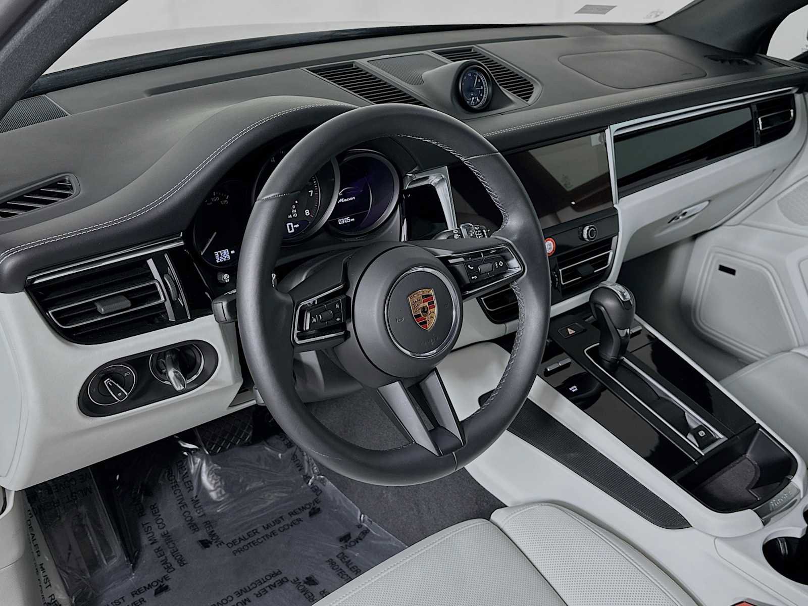 Certified 2025 Porsche Macan image 4