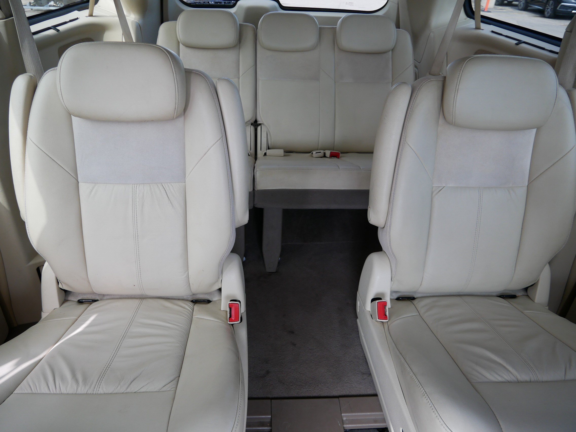 Used 2010 Chrysler Town & Country Limited FWD image 13