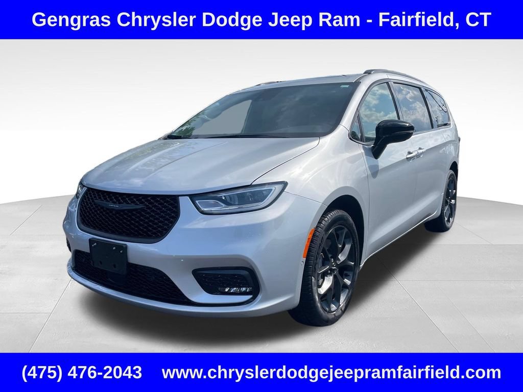 Certified 2024 Chrysler Pacifica Touring-L w/ S Appearance Package AWD/4WD image 3