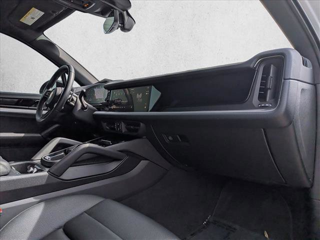 Used 2025 Porsche Cayenne image 23