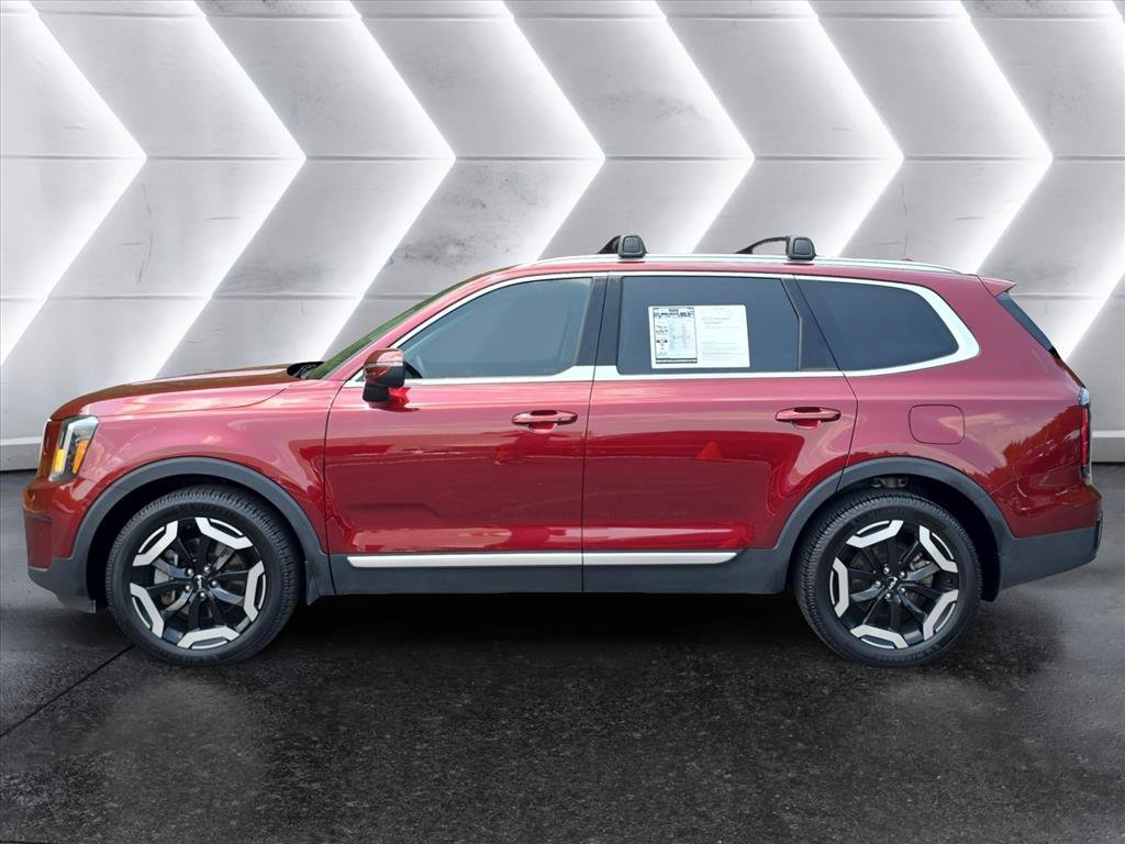 Used 2024 Kia Telluride EX w/ EX Captain's Chair Package FWD image 2