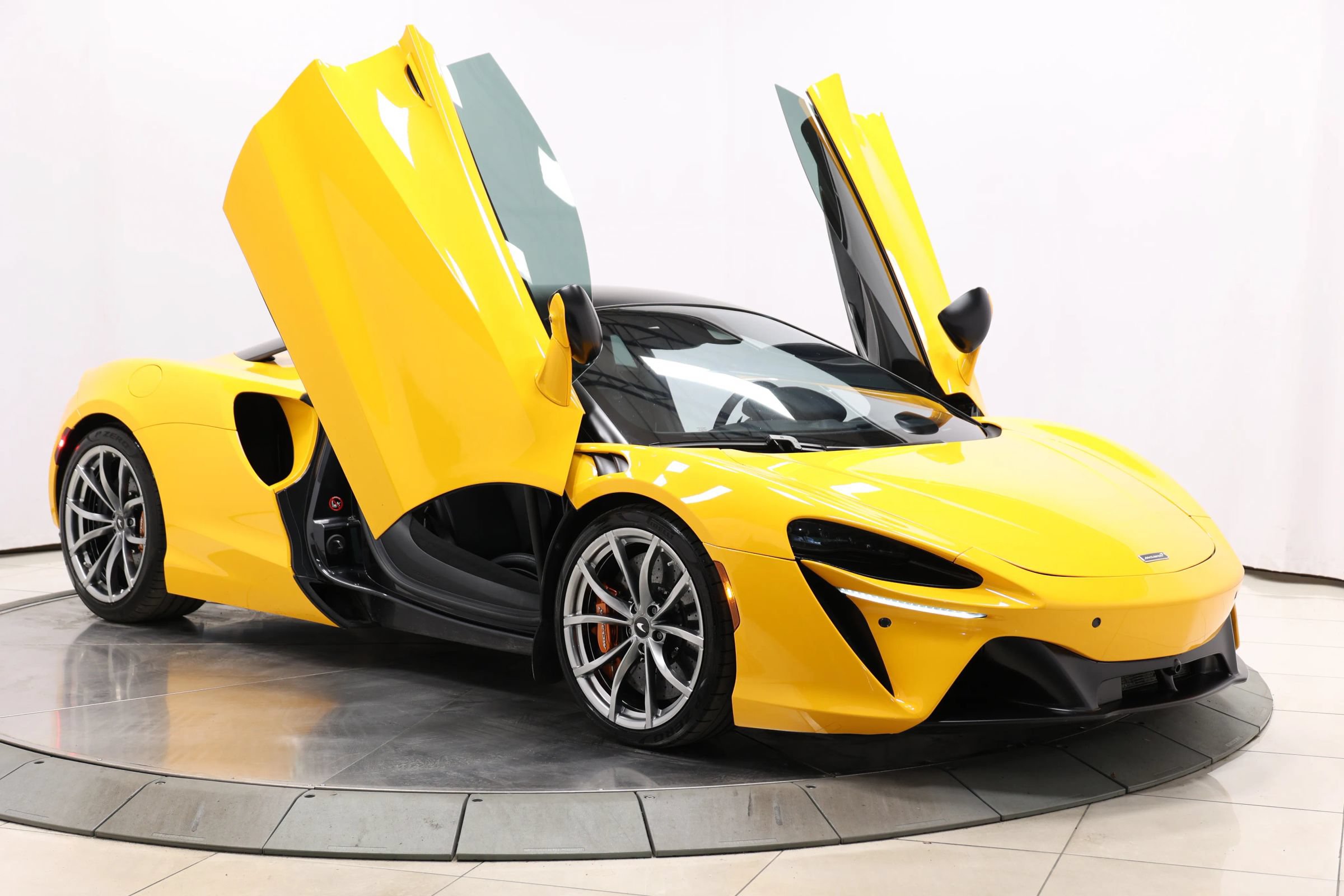 Used 2023 McLaren Artura RWD image 98