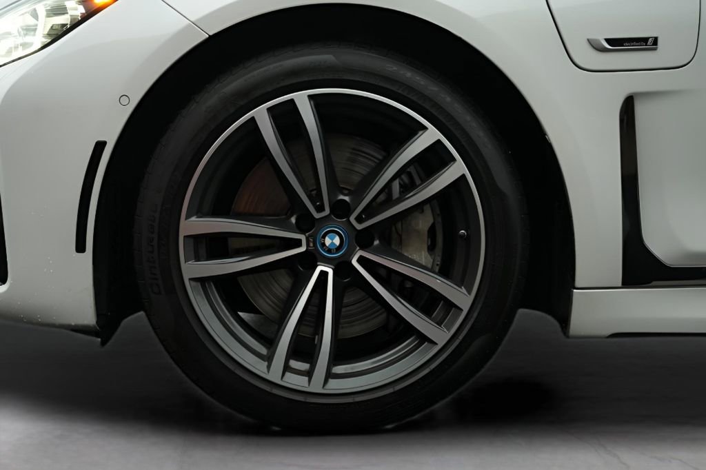 Used 2022 BMW 745e xDrive w/ M Sport Package AWD/4WD image 15