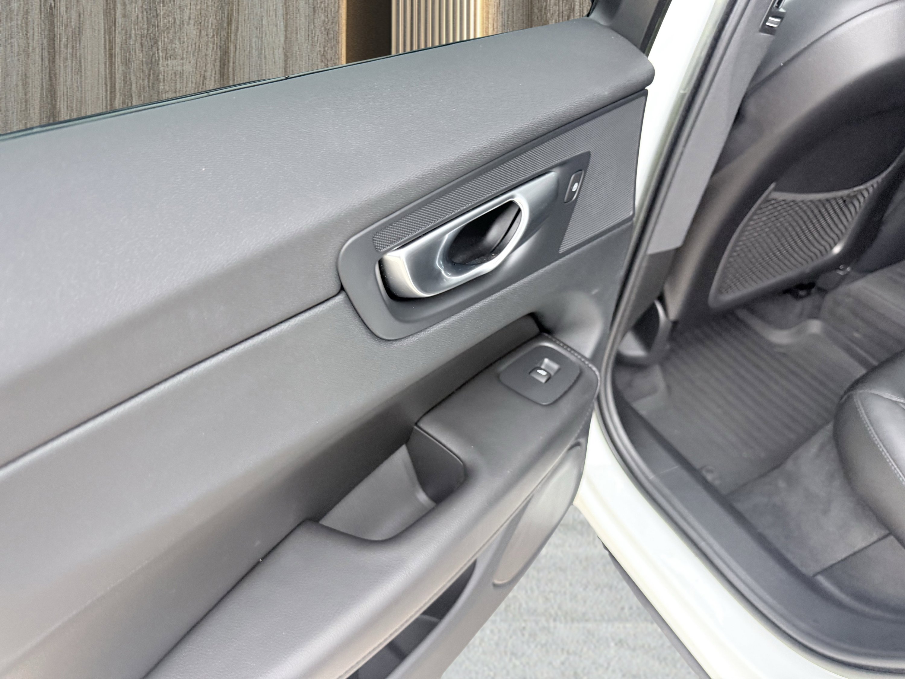 Used 2023 Volvo XC60 B5 Core image 33