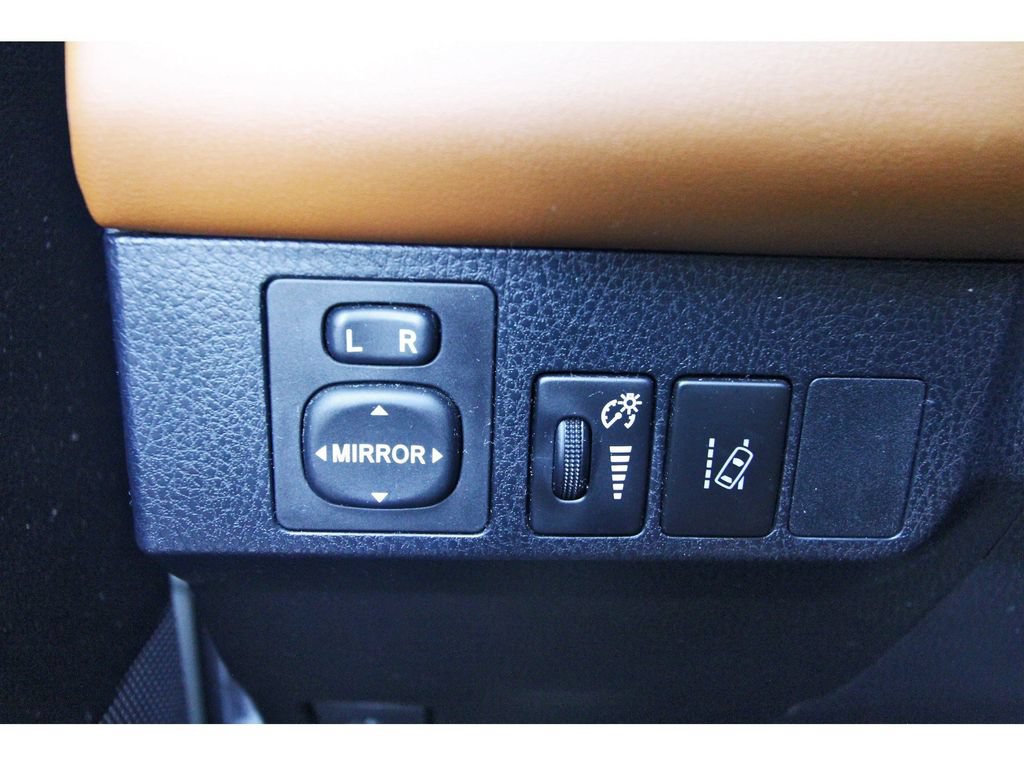 Used 2018 Toyota RAV4 Limited AWD/4WD image 23